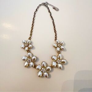 Elegant Pearl Floral Necklace